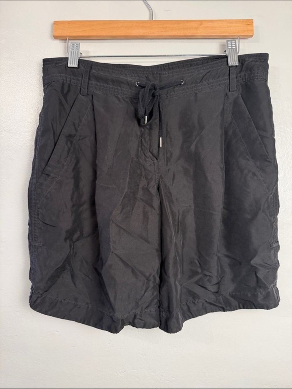 Saks Fifth Avenue Black Womens 100% Silk Shorts size 4